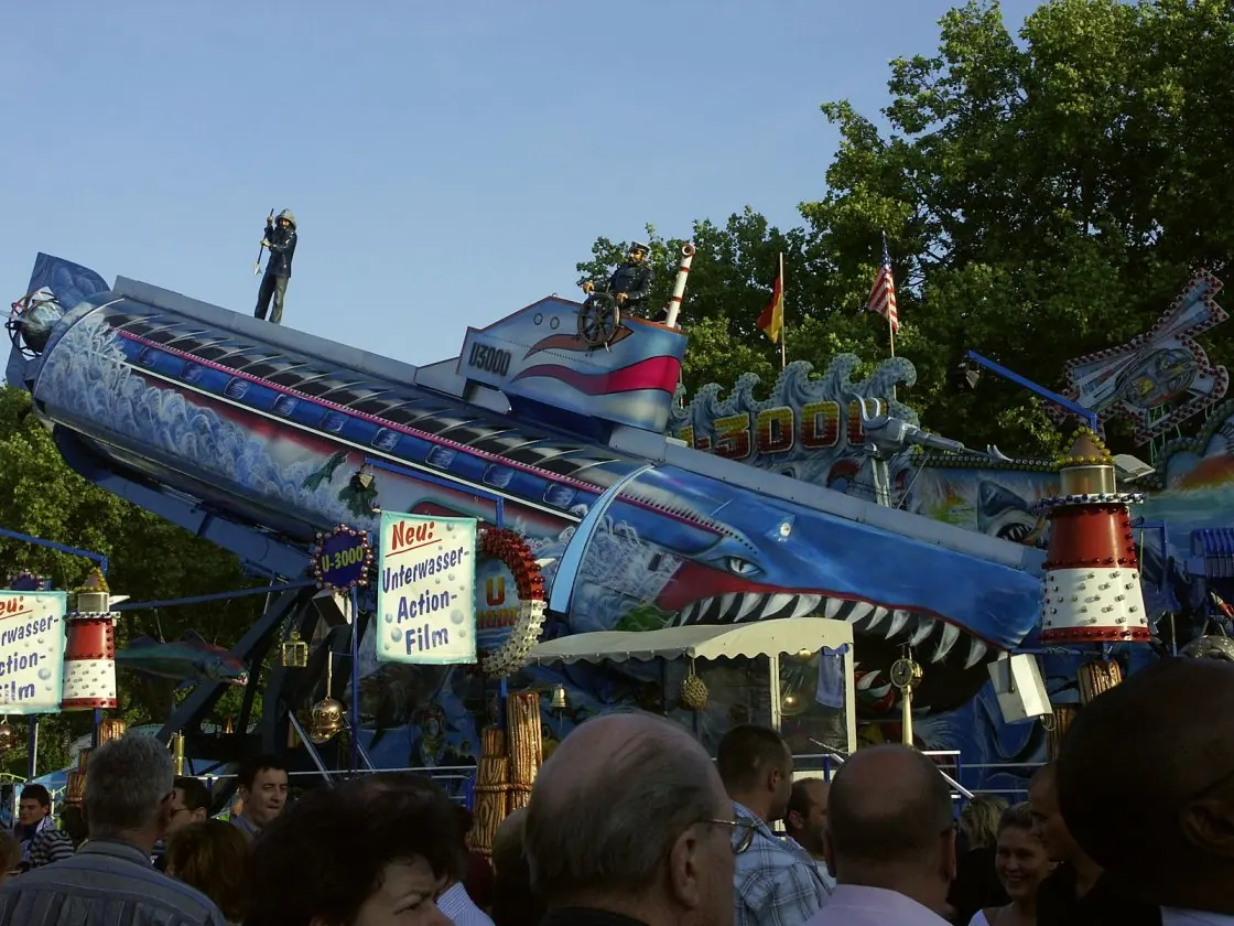 Das U3000 während des Betriebs in geneigter Stellung, im Vordergrund wartende Besucherinnen und Besucher.