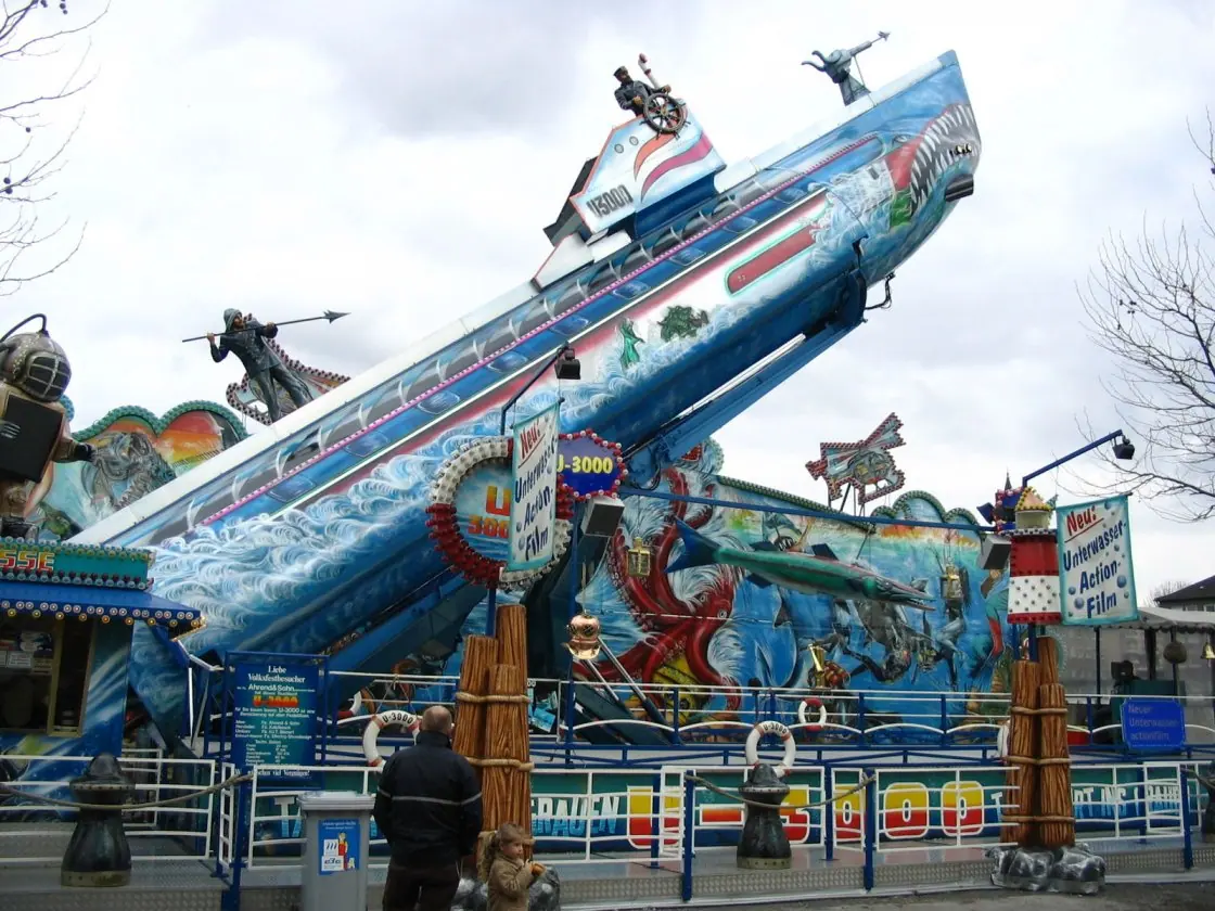 Das U3000 an einem bedeckten Tag mit vollständig sichtbarer Fassade, Kassenhäuschen und Leuchtschildern.