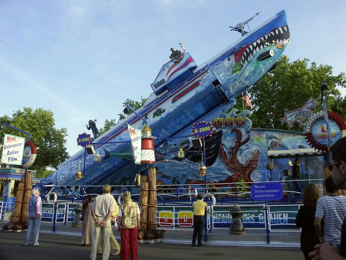 Frontansicht des U3000 mit aufgerichtetem Boot, Leuchtschriftzug und der großflächig gemalten Unterwasserszene mit Riesenkrake.