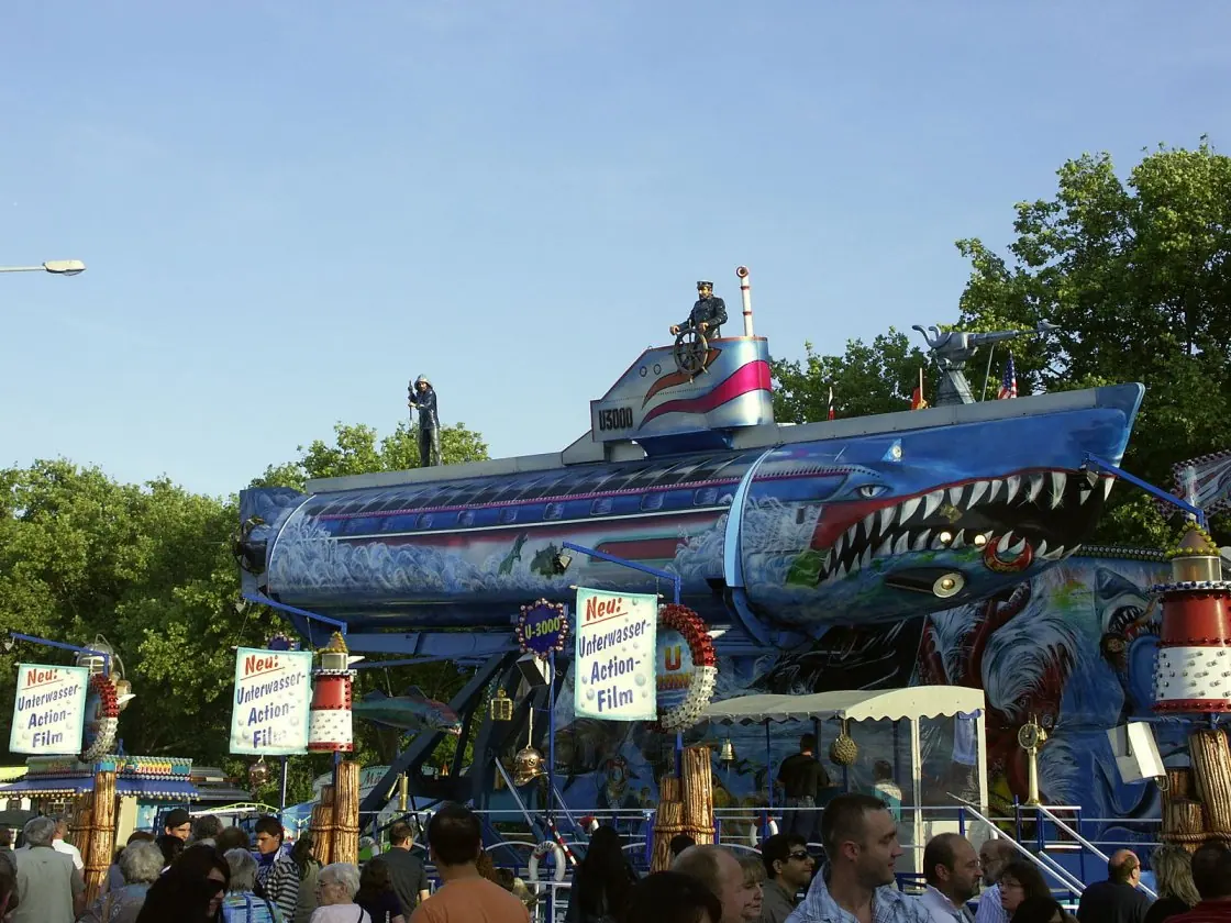 Der Bootskörper des U3000 in waagerechter Stellung mit Kommandobrücke, Bullaugen und Haifischmaul.